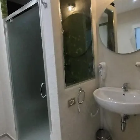 לינה וארוחת בוקר Dimora Mazzini טוליה