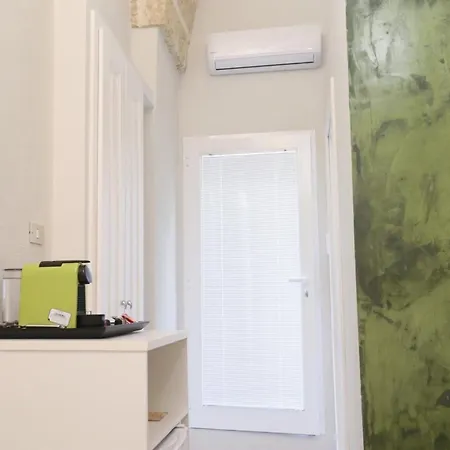 לינה וארוחת בוקר Dimora Mazzini טוליה